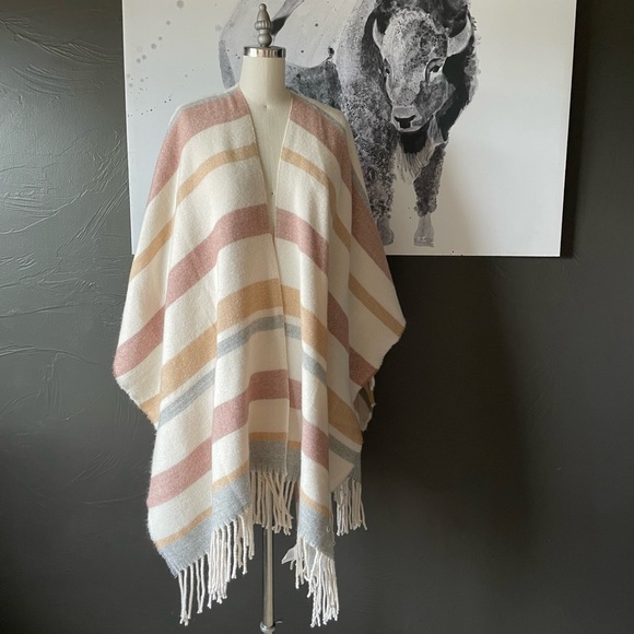 Lucky Brand cozy poncho wrap with open front - Picture 2 of 7